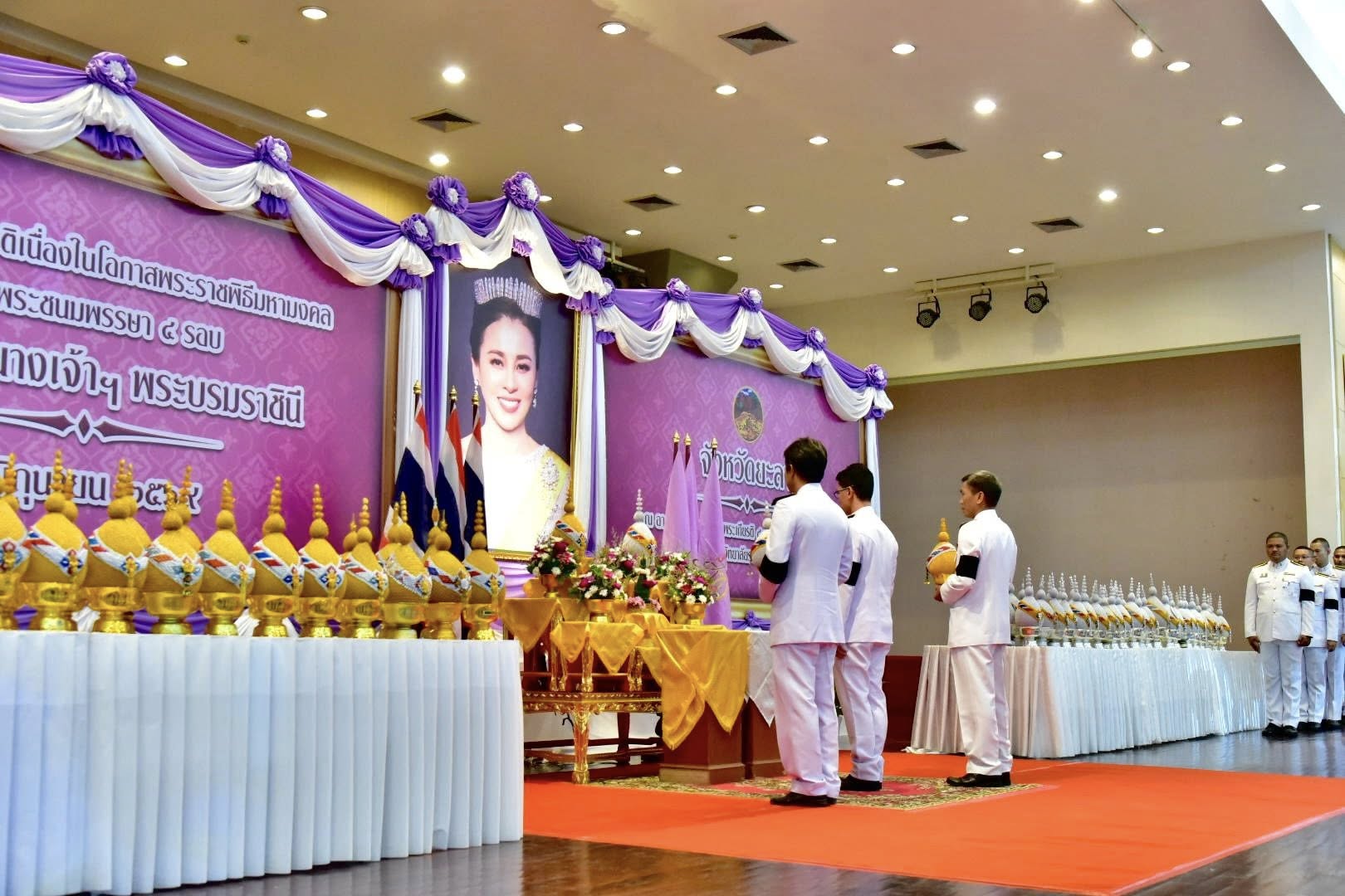 พิธีถวายเครื่องราชสักการะ และพิธีจุดเทียนถวายพระพรชัยมงคล