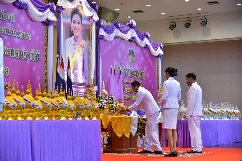พิธีถวายเครื่องราชสักการะวางพานพุ่มและพิธีจุดเทียนถวายพระพรชัยมงคล
