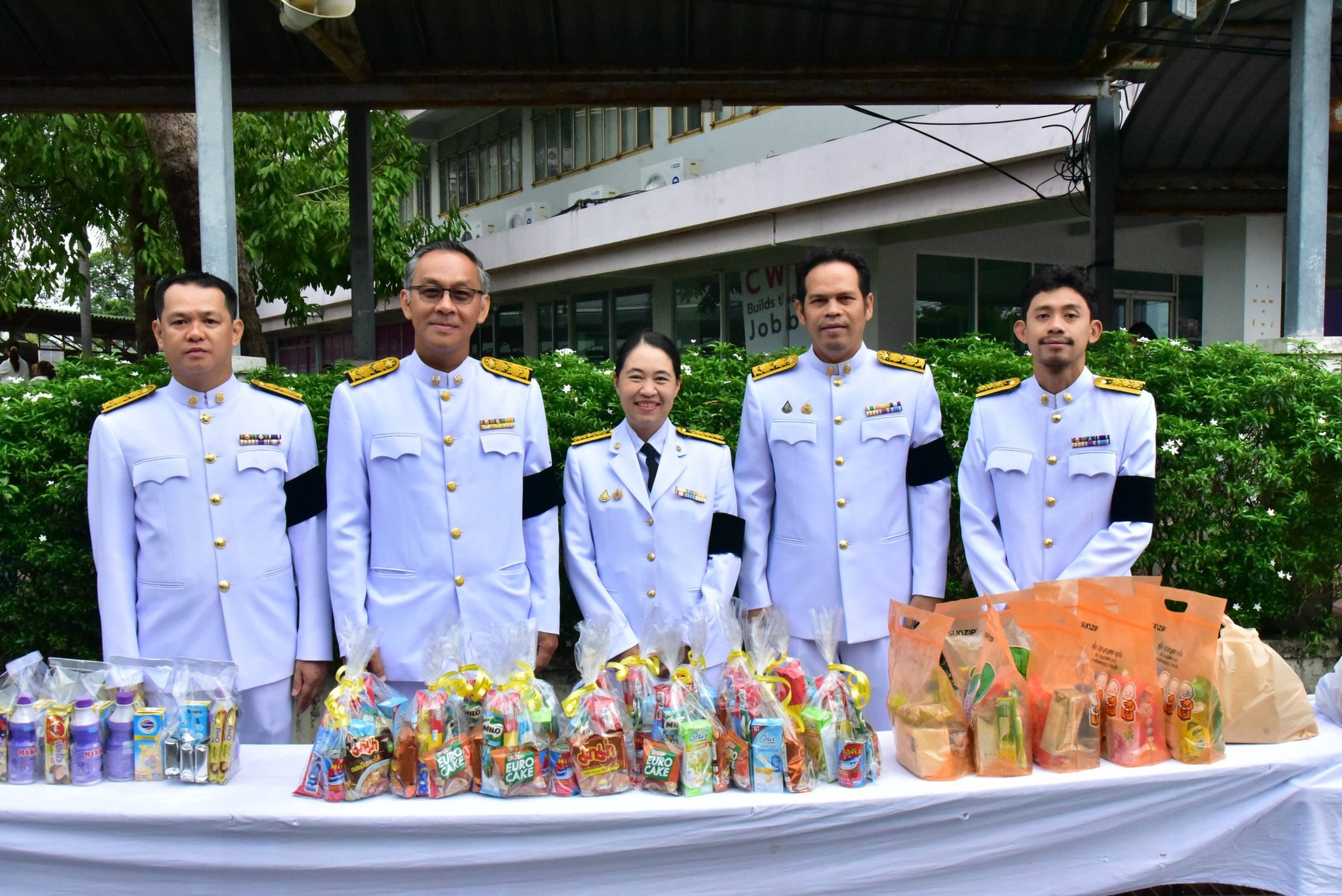 พิธีเจริญพระพุทธมนต์และตักบาตรถวายพระราชกุศล 